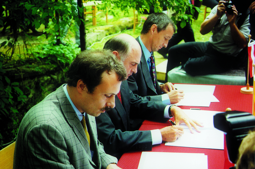 Am 15. Juli unterzeichnen der tschechische Umweltminister Kuzvart, Umweltminister Bartenstein und Landeshauptmann Pröll eine Erklärung zur Zusammenarbeit zwischen den beiden Nationalparks im Thayatal.