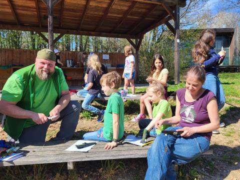 Kinder und Ranger beim Schnitzen