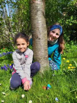 Kinder beim Ostereiersuchen