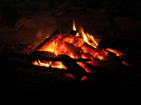 Feuerstelle im Dunkeln