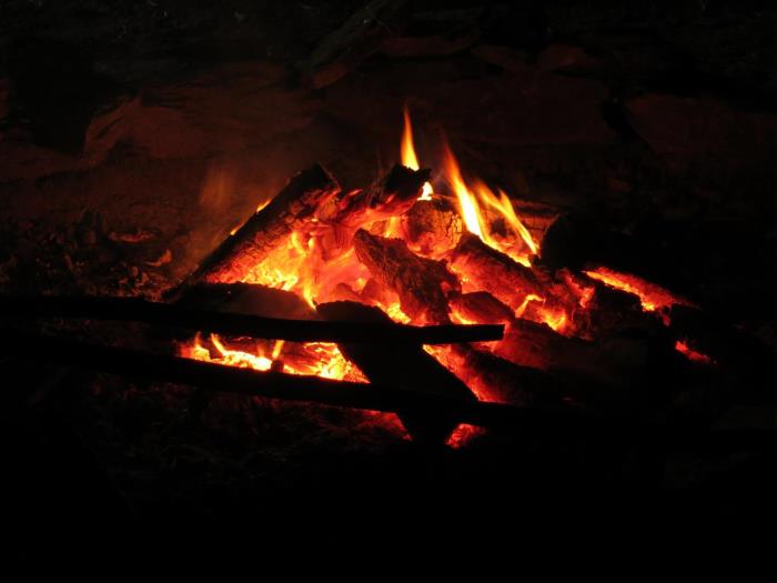 Feuerstelle im Dunkeln