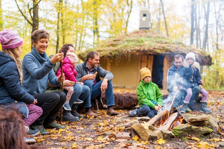 Kinder und Ranger rund um ein Lagerfeuer