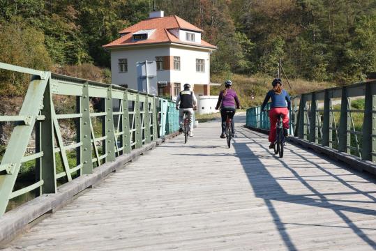 Radfahrer auf Thayabrücke