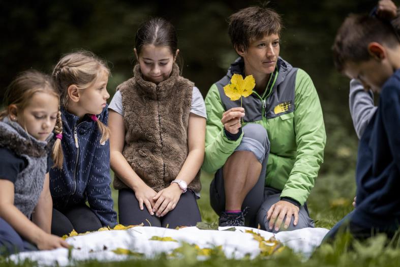 Kinder und Rangerin