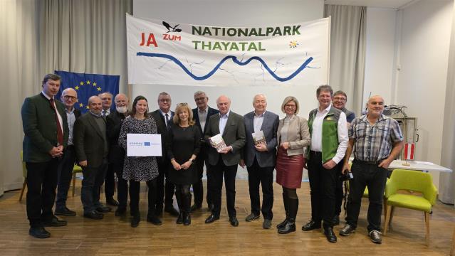 alle Beteiligten des Buchprojektes unter dem Originalbanner