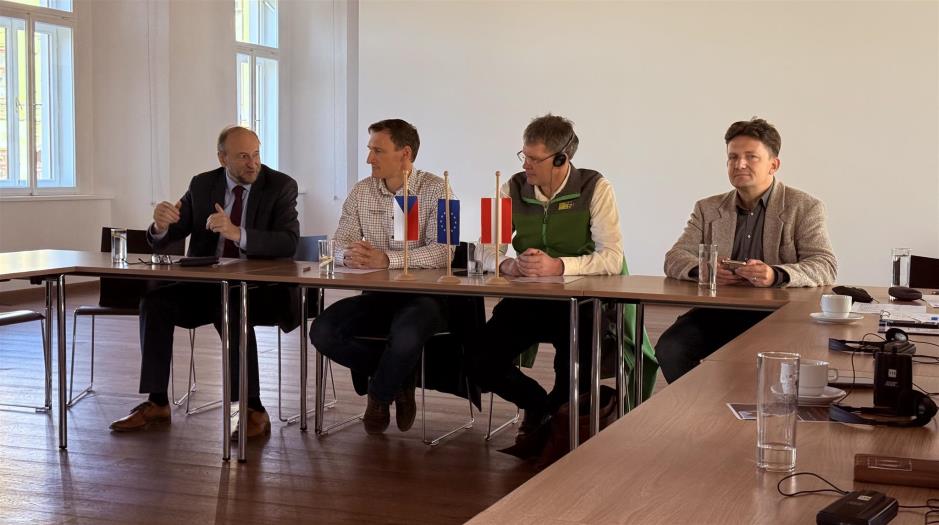 Botschafter, Nationalparkdirektoren aus Podyji und Thayatal und Vizebürgermeister aus Znaim.