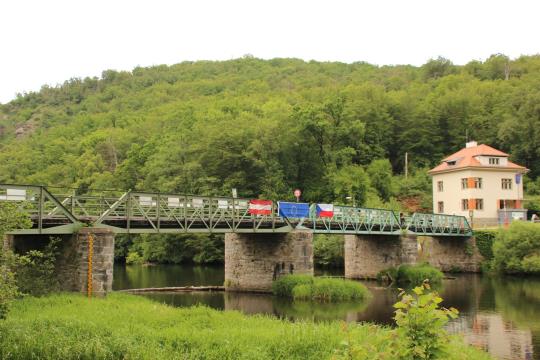 Brücke über die Thaya bei Hardegg mit österreichischer und tschechischer Fahne