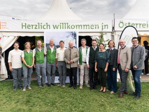 Mitarbeiter:innen und Minister Toschnig und Stocker sind auf dem Bild zu sehen.