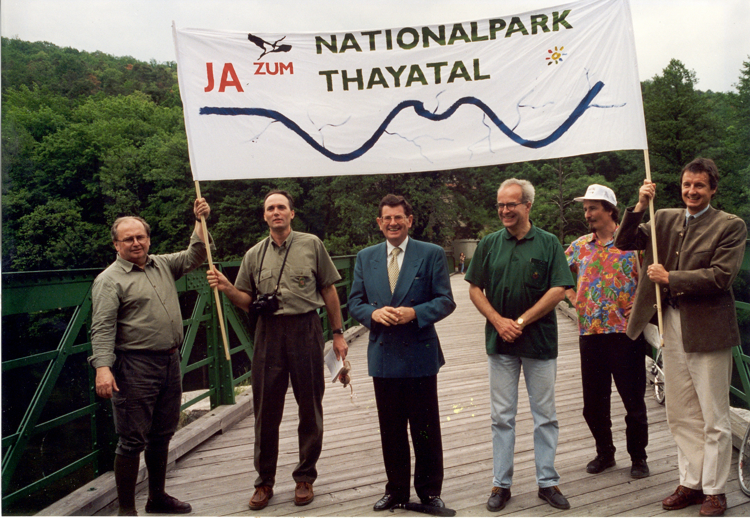 Befürworter des Nationalparks Thayatal mit Plakat auf Thayabrücke