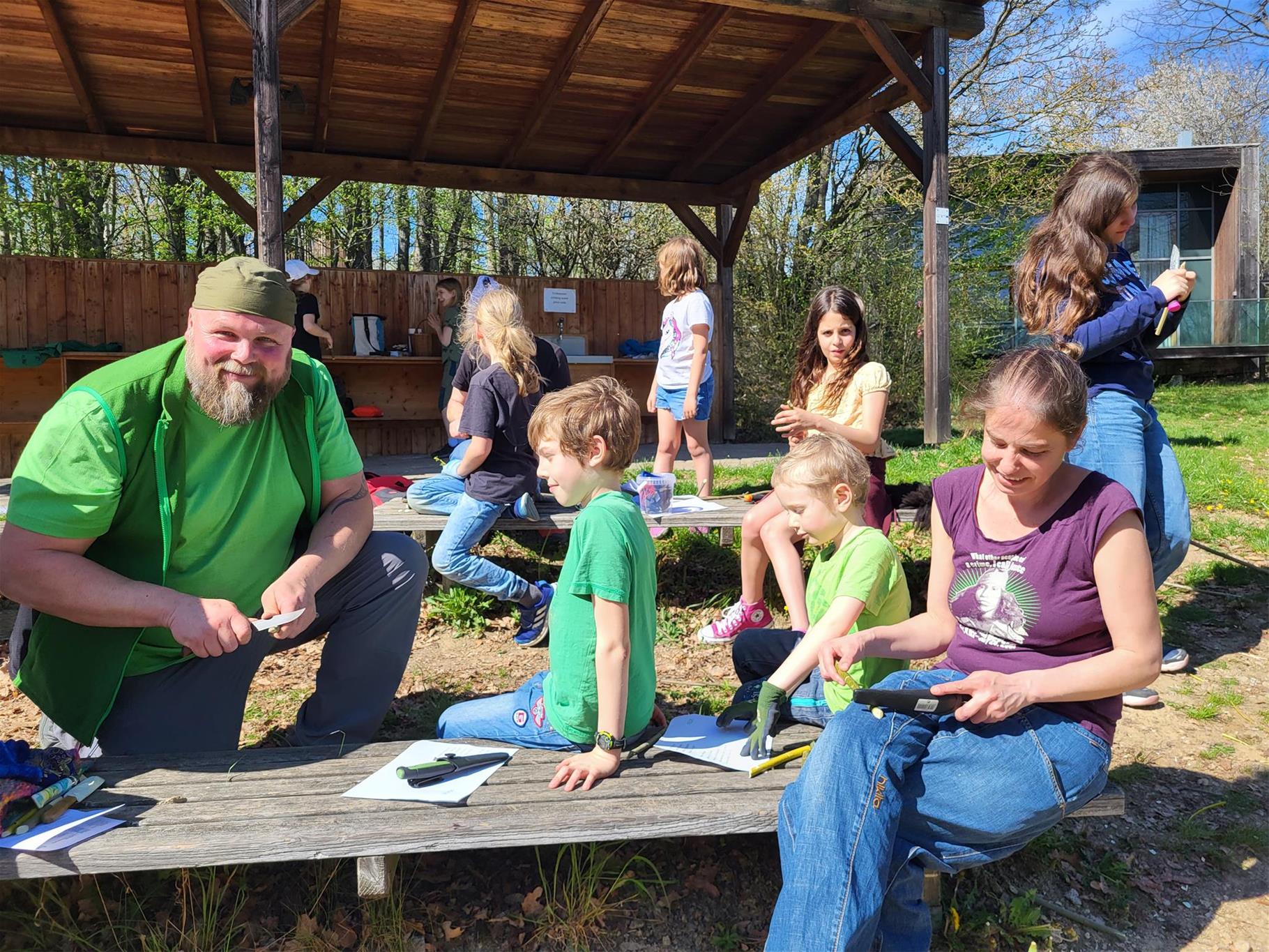 Kinder und Ranger beim Schnitzen