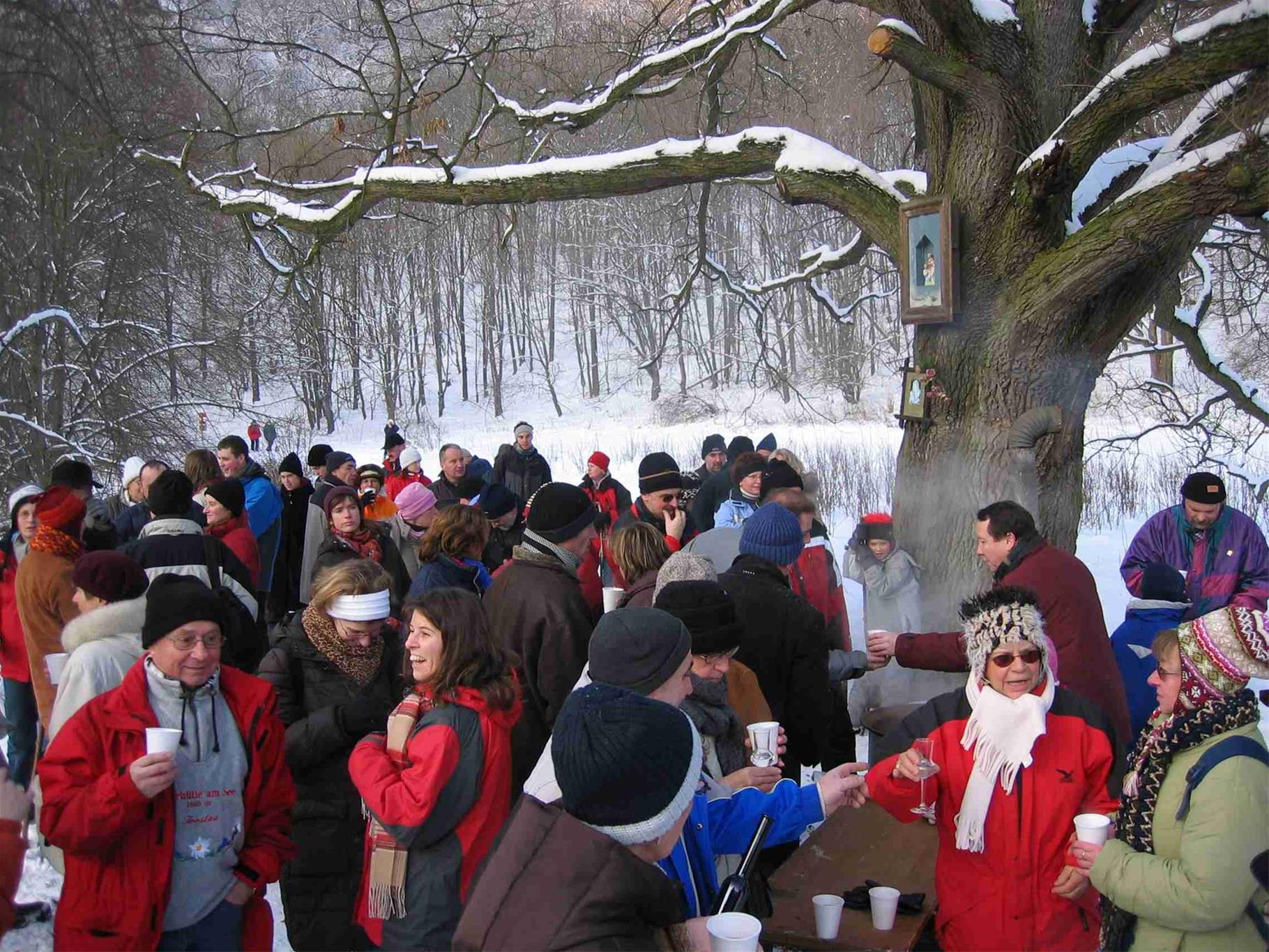Personen unter winterlichen Baum