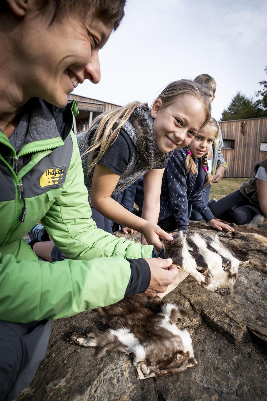 Kinder mit Rangerin bei Fellbestimmung