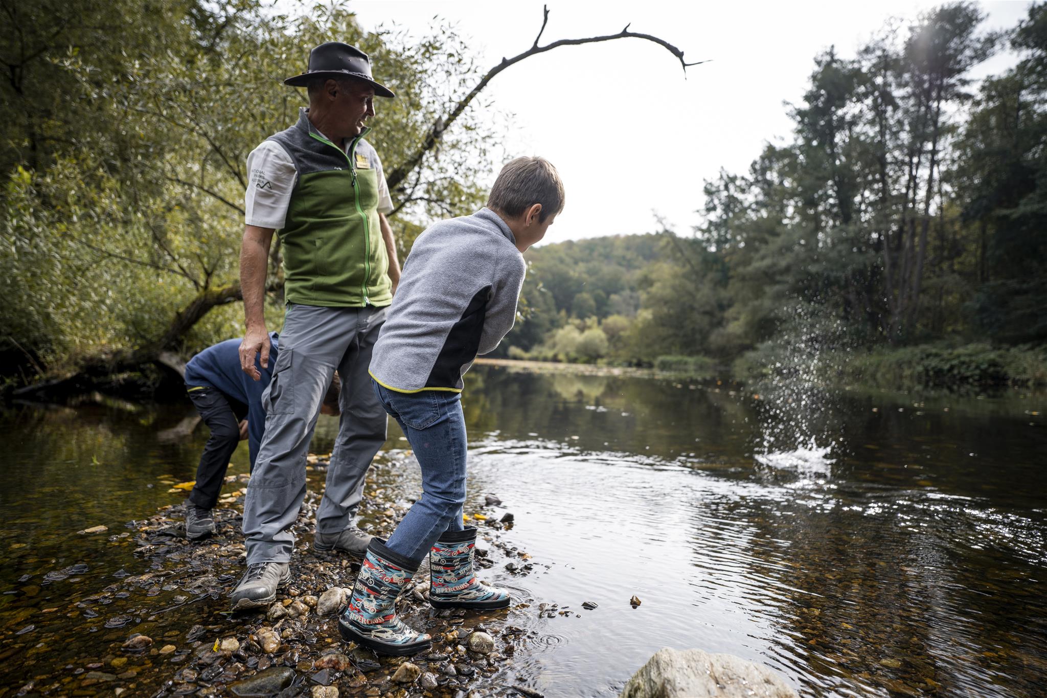 Kind mit Ranger beim Steine platteln an der Thaya
