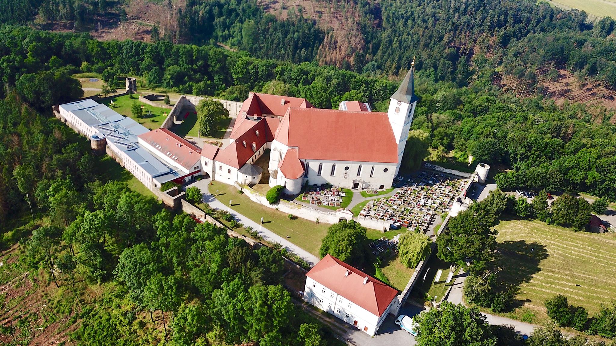Blick auf das Kloster Pernegg