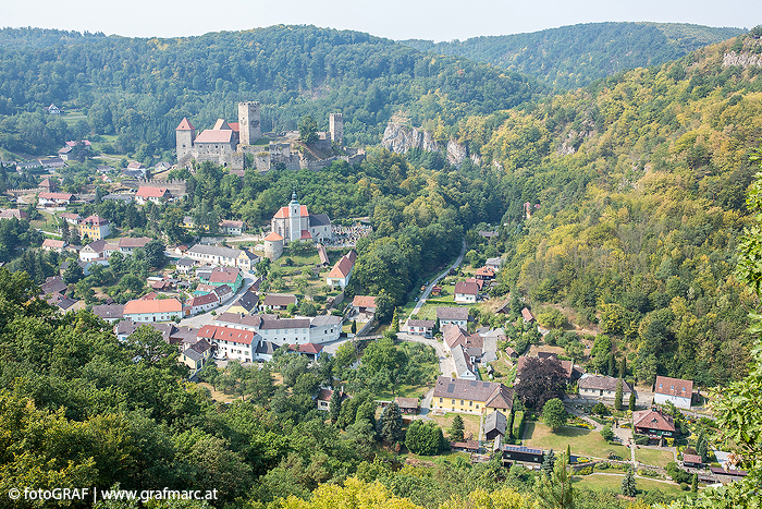 Hardegg ist die einzige Ortschaft im Nationalpark Thayatal und mit rund 80 Einwohnern, die hier ihren Hauptwohnsitz haben, ist Hardegg auch die kleinste Stadt Österreichs.