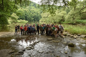 Gruppenfoto am Fluss 1