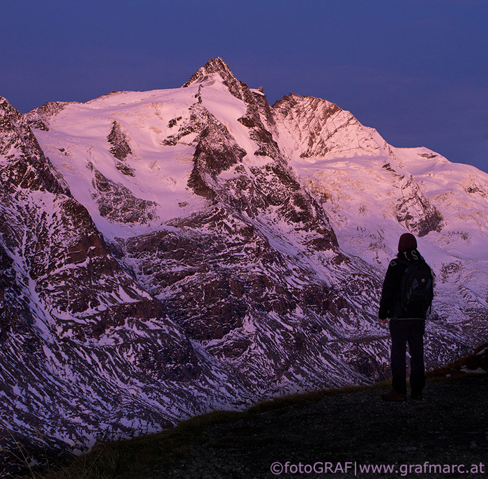 Blick am frühen Morgen auf den höchsten Gipfel Österreichs, den 3.798 Meter hohen Großglockner, der Teil des Nationalparks Hohe Tauern ist.