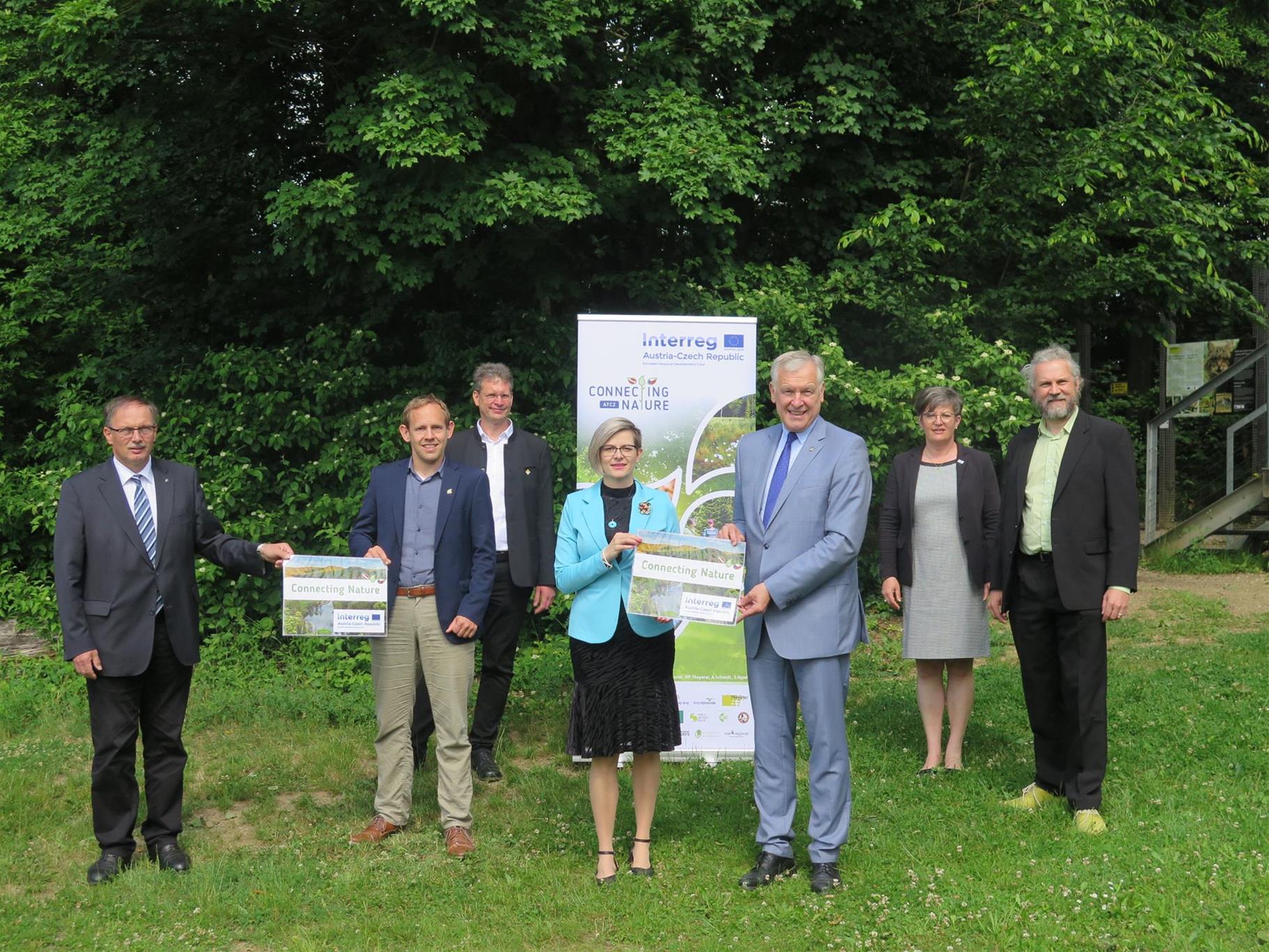 v.l.n.r. LAbg Bgm Richard Hogl, LAbg Georg Ecker, Nationalpark-Dir. Christian Übl, 1. Stv Kreishauptfrau Kreis Vysocina Hana Hajnová, EU-LR Martin Eichtinger, GF NÖ.Regional Christine Lechner, Abg. z. NR Martin Litschauer