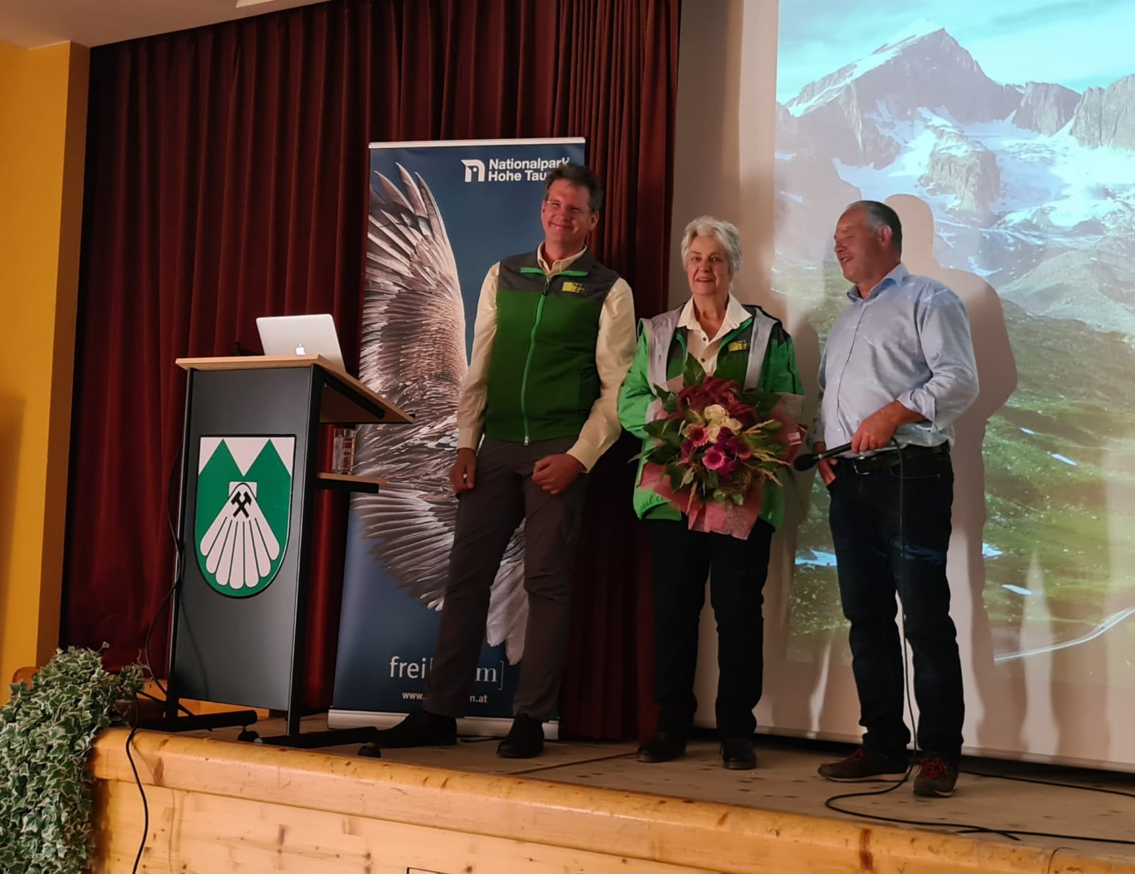 Kräuterhexe Helga Donnerbauer wird als älteste aktive Nationalparkrangerin Österreichs geehrt.