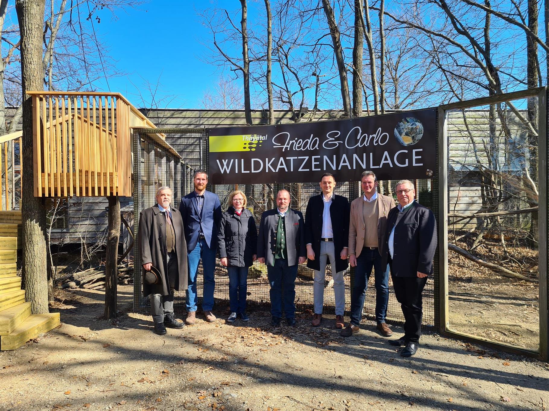 Gruppenfoto vor der Wildkatzenanlage beim Nationalparkhaus mit Tierarzt Dr. Hofbauer, Nationalparkmitarbeiter Freudl, Amtstierärztin Graf-Laurer, BH Weiss, BH-Stv, Heider, Dir Übl, Bgm. Schechtner