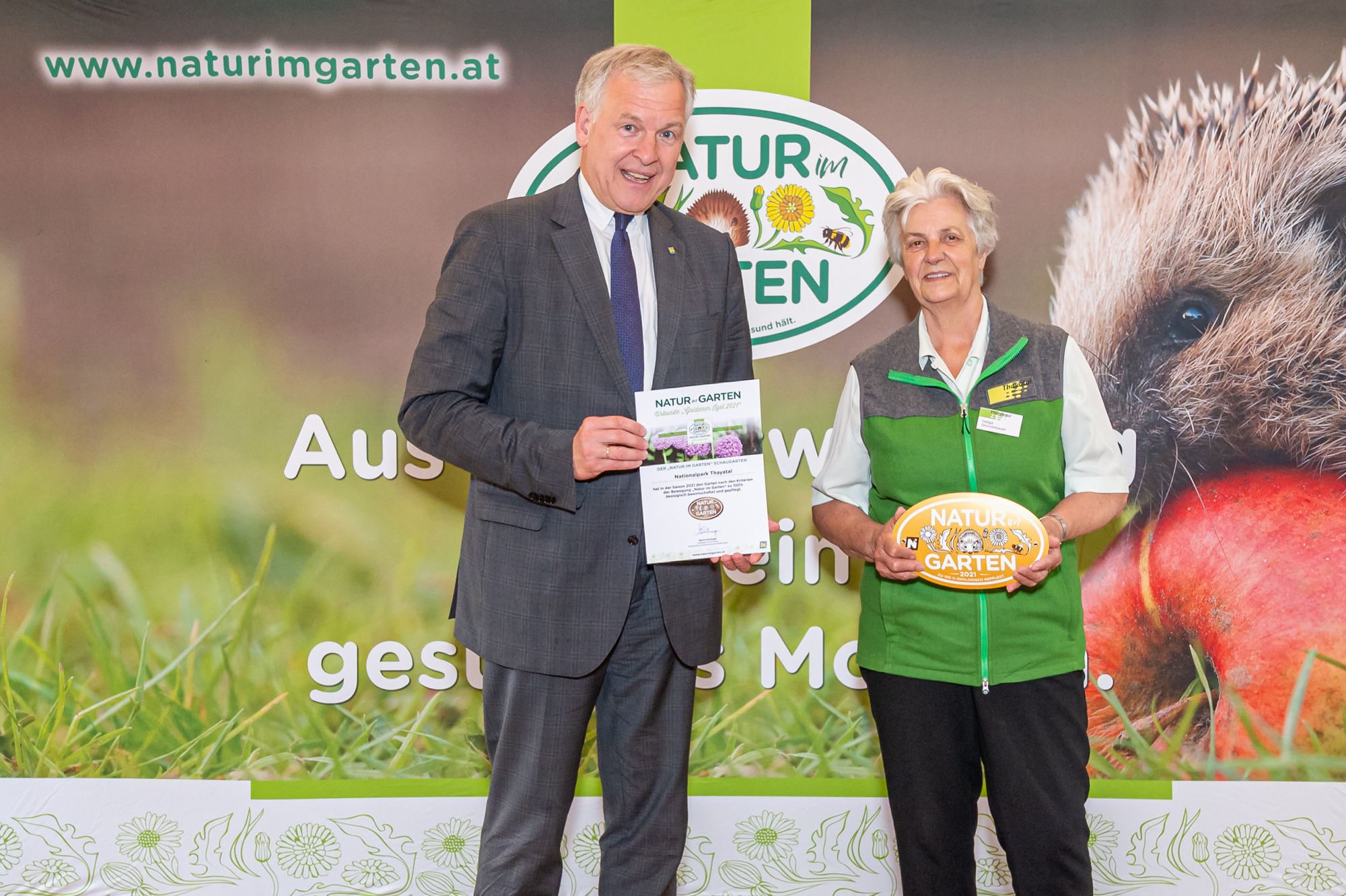 Übergabe des Goldenen Igels von LR Martin Eichtinger an "Kräuterhexe" und Nationalpark Rangerin Helga Donnerbauer.