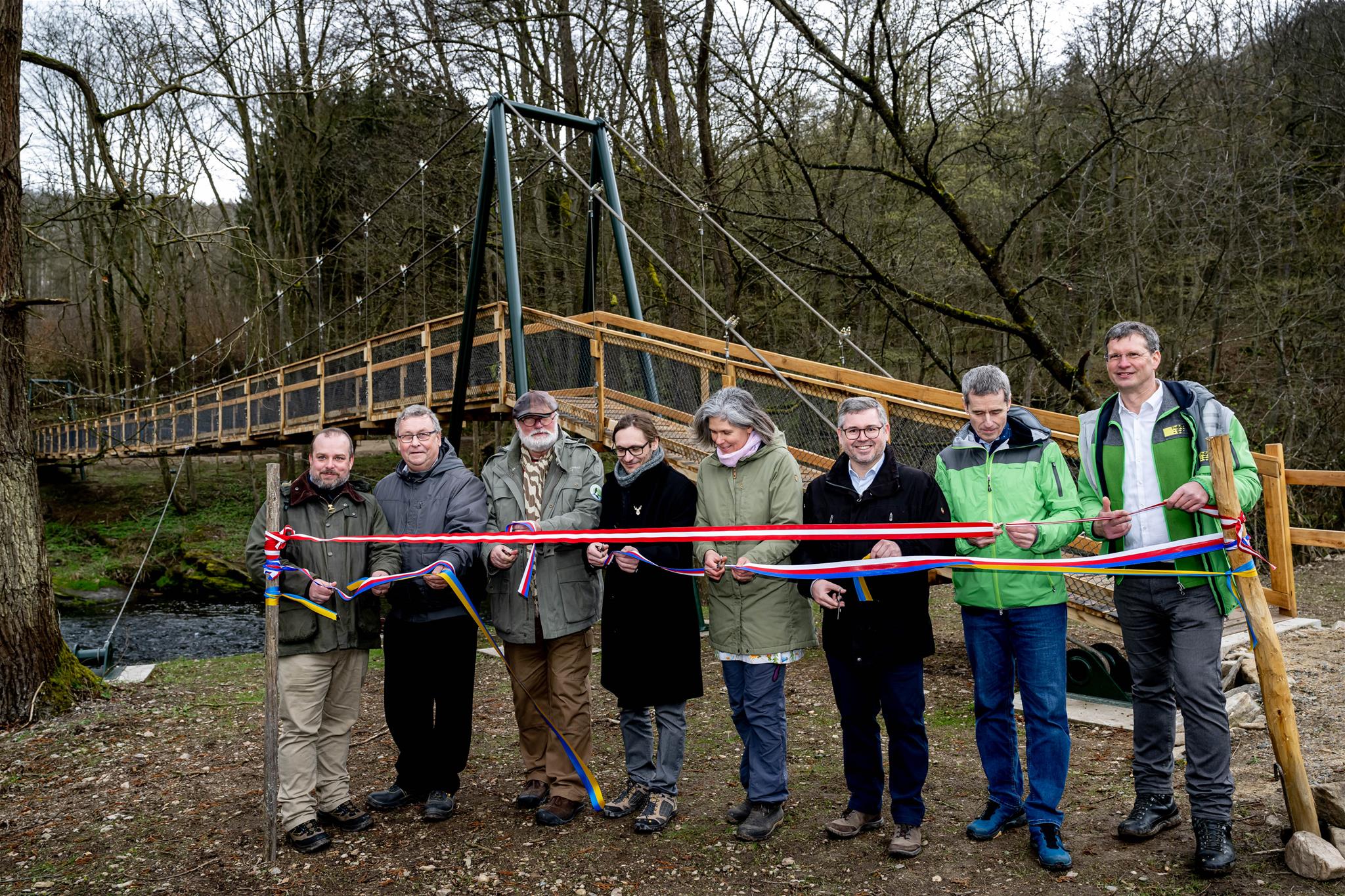 Eröffnung der neuen Brücke im Nationalpark Thayatal. Banddurchschneiden vor der Brücke.