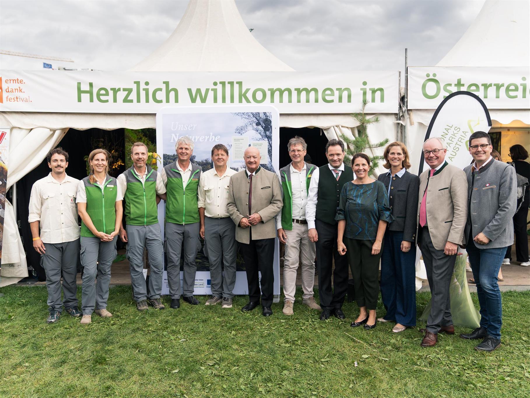 Mitarbeiter:innen und Minister Toschnig und Stocker sind auf dem Bild zu sehen.