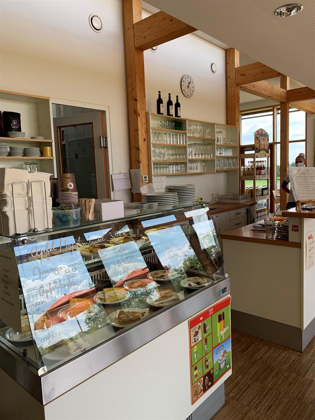 Mehlspeisenvitrine im Café-Restaurant