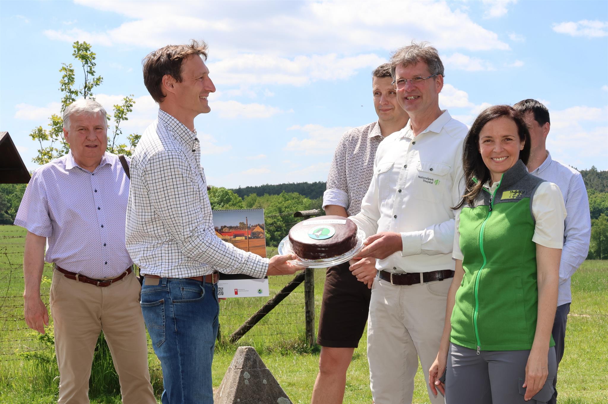 Übergebung einer Torte an den Nationalpark Direktor Pavel Müller