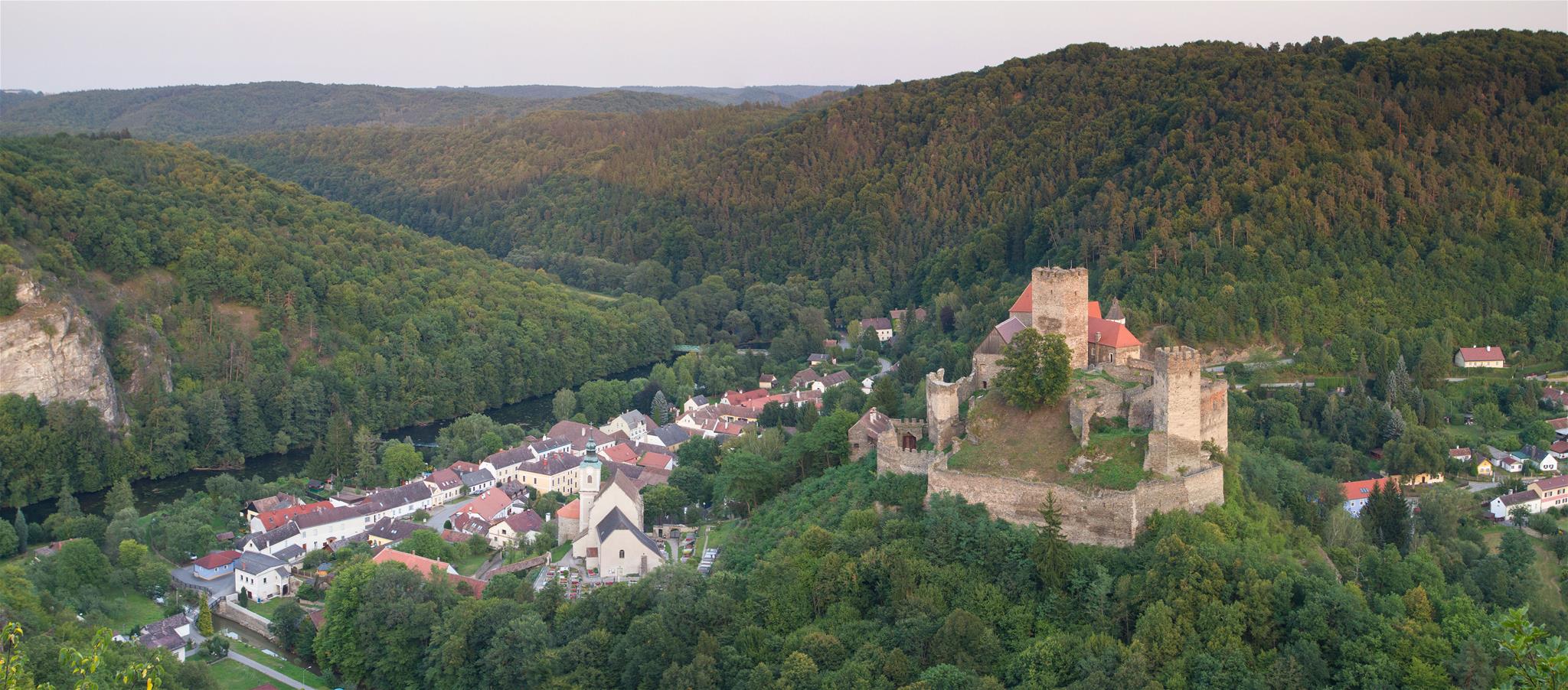 Blick auf die Burg Hardegg