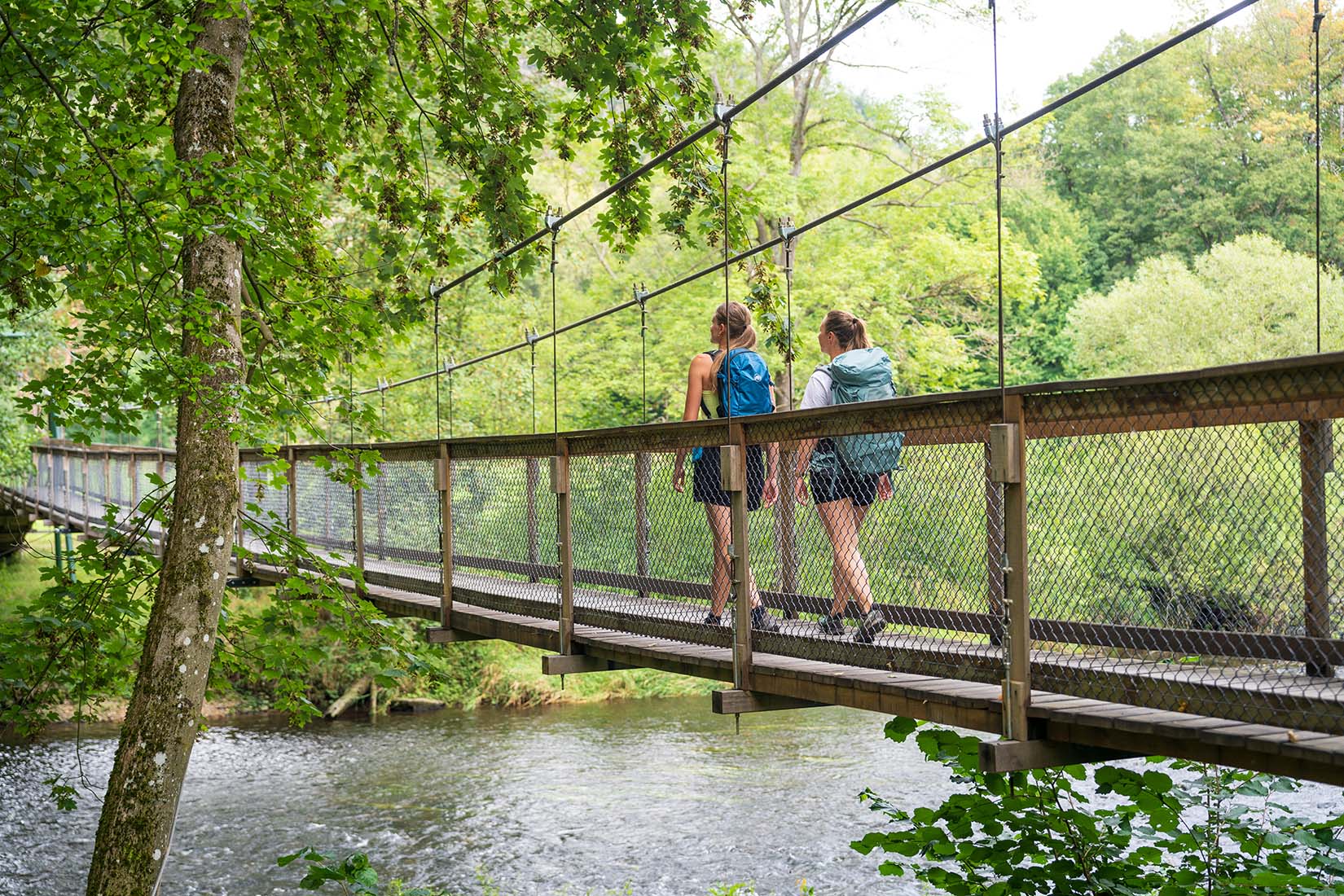 Neu errichtete Holz-Hängebrücke mit Besucherinnen